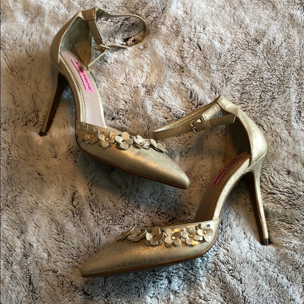Betsey Johnson gold pumps